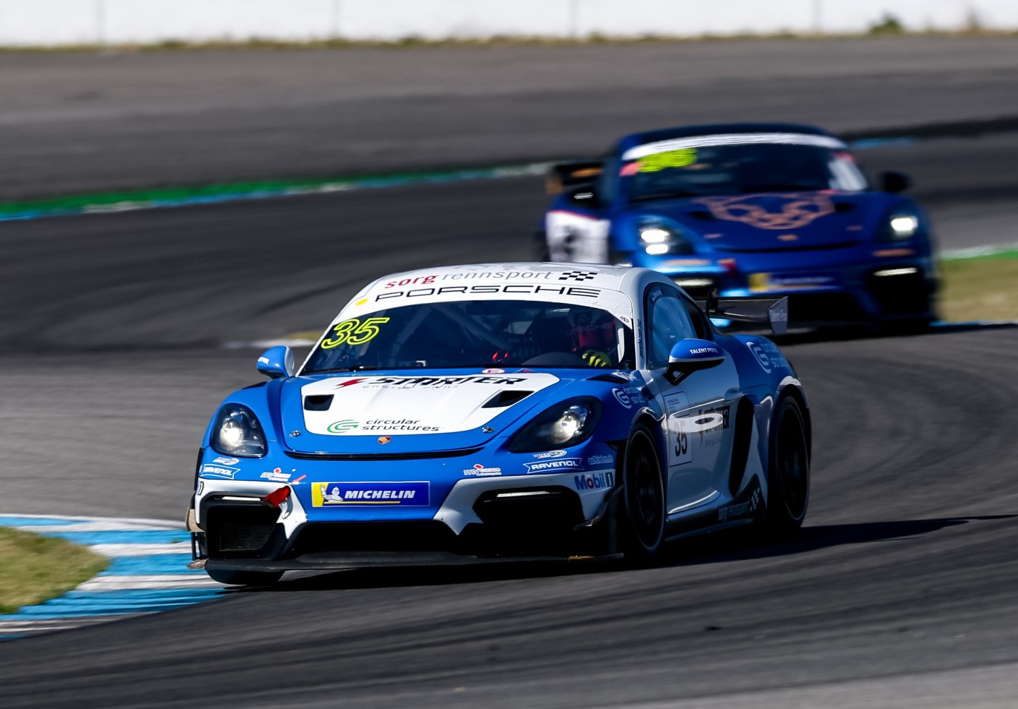 Tänavu Saksamaa Porsche Sports Cup sarjas osalev Ragnar Simuland alustas hooaega Hockenheimi ringrajal. Teises võistlussõidus õnnestus tal saavutada viies koht.